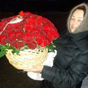 Кошик 101 червона троянда в Івано-Франківську фото