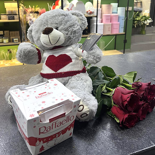 букет красных роз, конфеты и плюшевый мишка фото