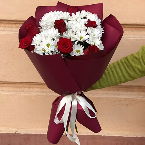 букет с белыми хризантемами и красными розами фото