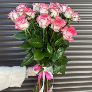 15 біло-рожевих троянд в Івано-Франківську фото