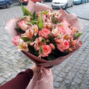 рожеві троянди та альстромерії в ІФ фото