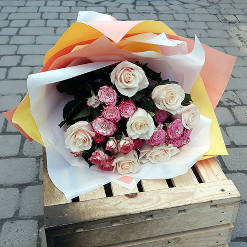 Кремова троянда і спрей в Івано-Франківську фото