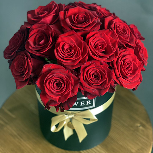21 червона троянда в капелюшній коробці в Івано-Франківську фото