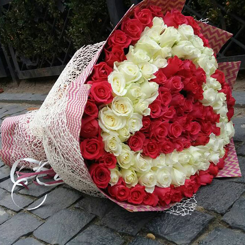 фото букета 101 червона та біла троянда у формі серця