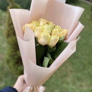 11 кремових троянд в Івано-Франківську фото