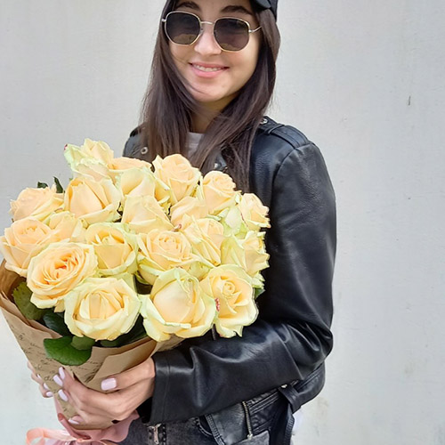 живе фото товару "21 кремовая роза"