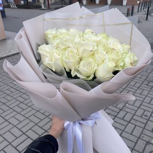 букет з 21 білої троянди на перше побачення в Івано-Франківську фото