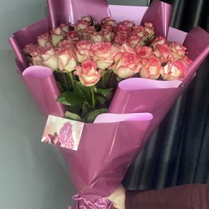 33 біло-рожеві троянди в ІФ фото