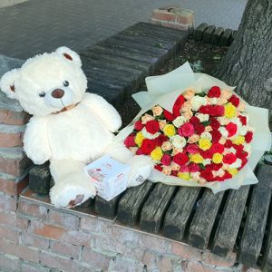 букет троянд, ведмедик і цукерки ІФ фото