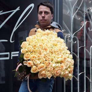 101 кремова троянда в Івано-Франківську фото