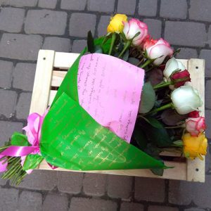 букет різнокольорових троянд фото