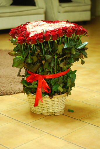 троянди у формі серця в кошику фото букета
