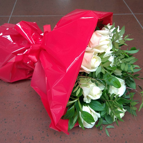 букет білих троянд із зеленню фото