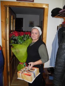 Великий букет троянд і торт Великий букет троянд і торт фото