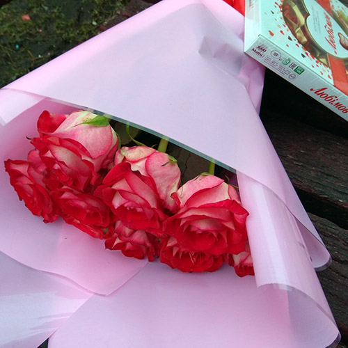 Букет червоних троянд і цукерки фото