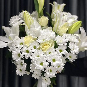 білі рози, хризантеми та лілії в Івано-Франківську фото