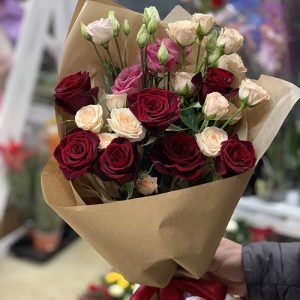 букет з троянд, альстромерій і рози спрей у Франківську фото