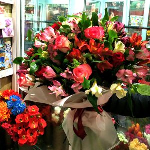 великий мікс букет з троянд та альстромерій в ІФ фото