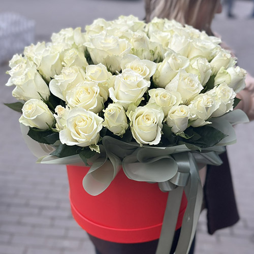 большой букет белых роз в коробке фото