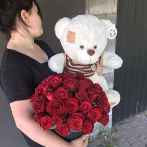 51 червона троянда в коробці фото