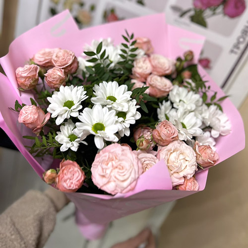 фото букета з білих хризантем і рожевих кущових роз