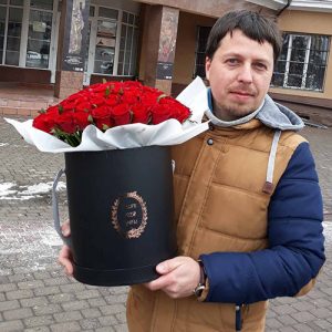 букет на день народження 101 червона троянда в капелюшній коробці в Івано-Франківську фото
