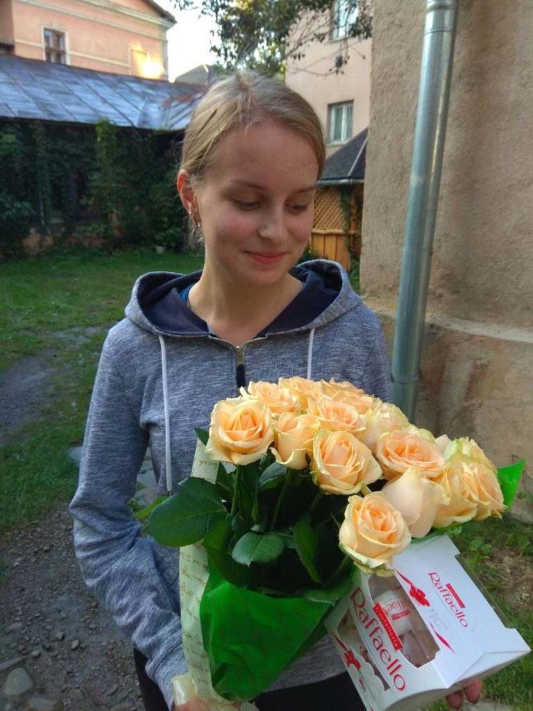 живе фото товару "21 кремовая роза"