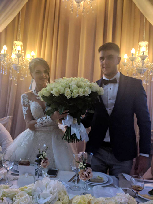 букет білих розів молодятам 101 біла роза молодятам фото