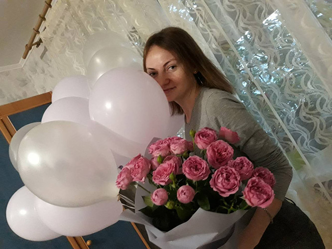 дівчина з квітами та кульками