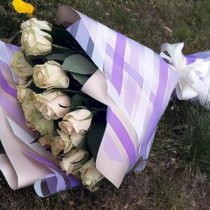 букет 25 кремових троянд в Івано-Франківську фото