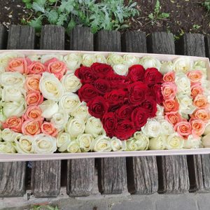 великий букет троянд в коробці в Івано-Франківську фото