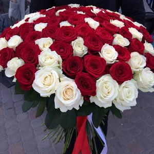 букет 51 червона та біла троянда Івано-Франківськ фото