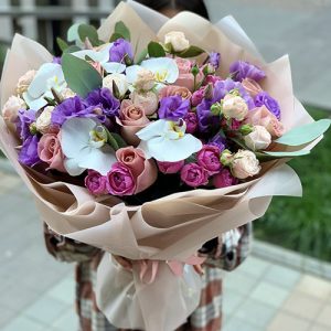 букет из роз, эустом, спрей и орхидей фото