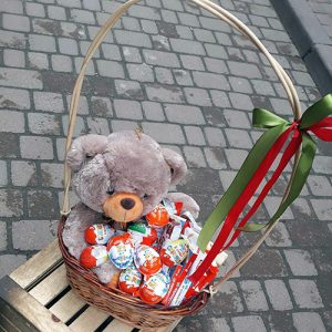 мягкая игрушка и шоколад в корзине ИФ фото