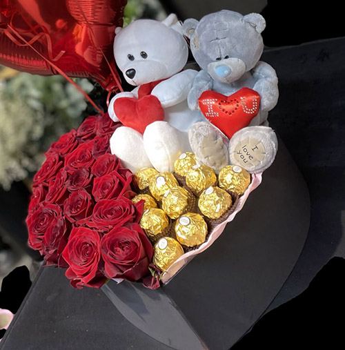 розы и конфеты с игрушками в коробке сердцем фото подарка