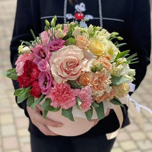 яскравий мікс букет в капелюшній коробці в Івано-Франківську фото