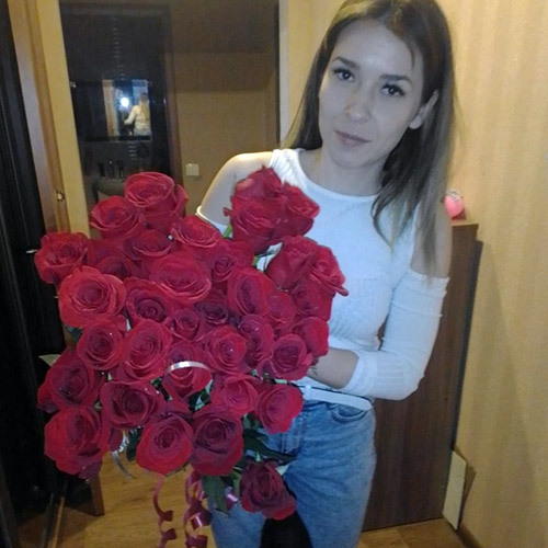 живе фото товару "33 красные розы"