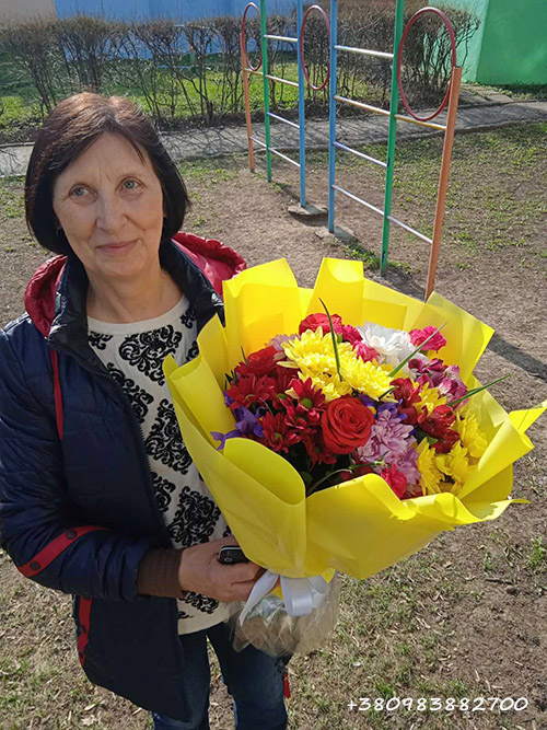 Яскравий мікс букет букет квітів на день матері фото