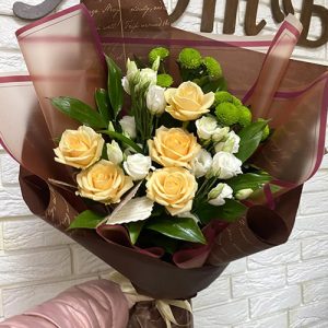 букет из роз, эустом, зеленых хризантем фото