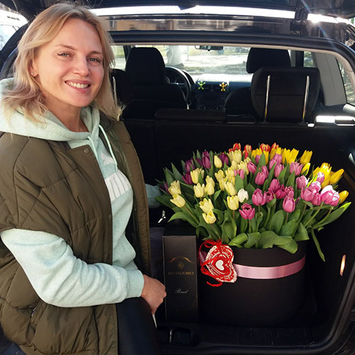 живе фото товару "51 бело-розовый тюльпан в коробке"