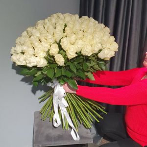 101 высокая белая роза фото букета