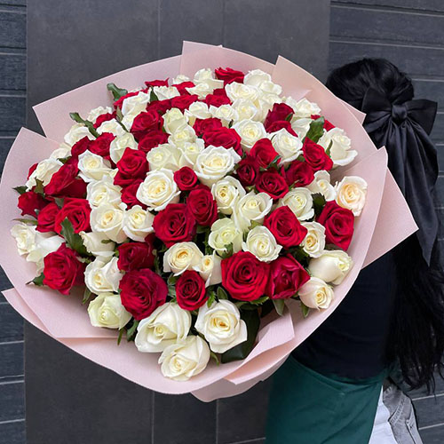 розкішний букет зі 101 білої та червоної рози фото
