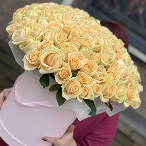 великий букет троянд у коробці фото