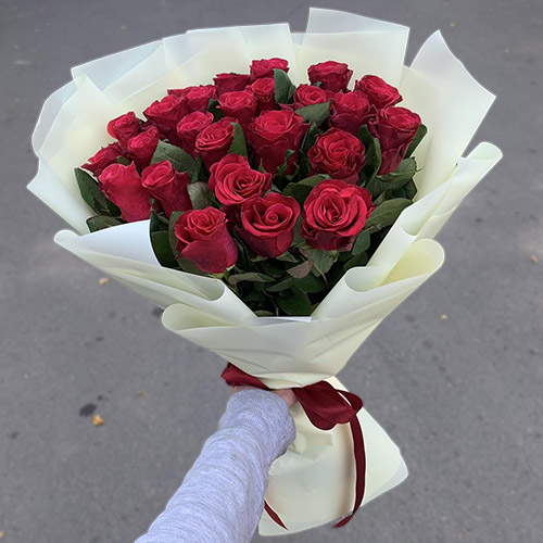 букет из 25 красных роз фото