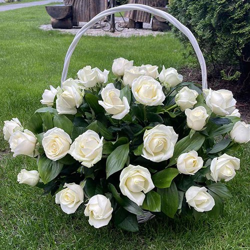 букет из 36 белих роз в корзине на похороны фото