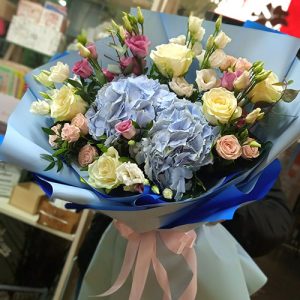 микс букет гортензия, розы, спрей и эустома фото букета