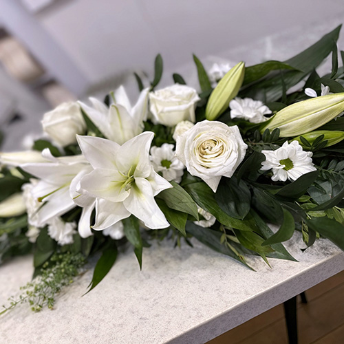 икебана с белыми лилиями, хризантемами и роза фото