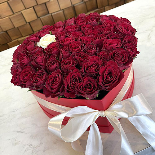 коробка с розами фото подарка в форме сердца