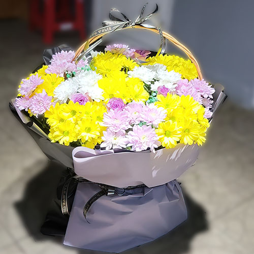 Фото товара - траурная корзина хризантем, отличный вариант выразить сочувствие