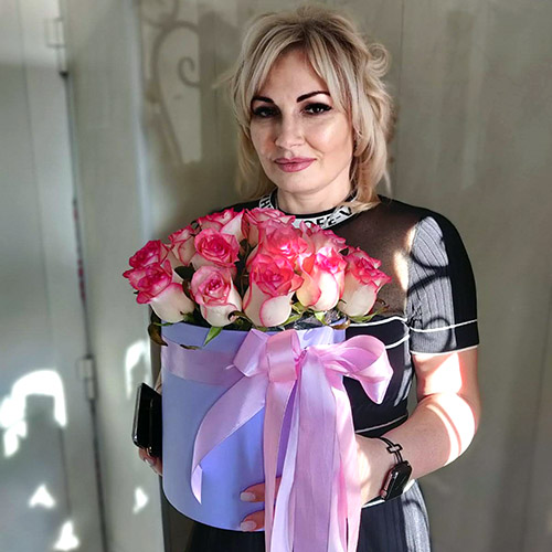 живе фото товару "21 элитная розовая роза в коробке"